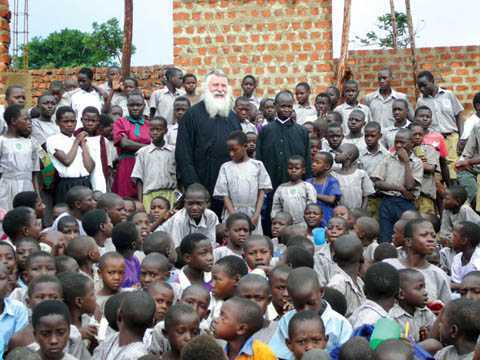 Misiunea excepțională a Părintelui Elpidie. Un preot grec harismatic a devenit “mama” orfanilor din Africa