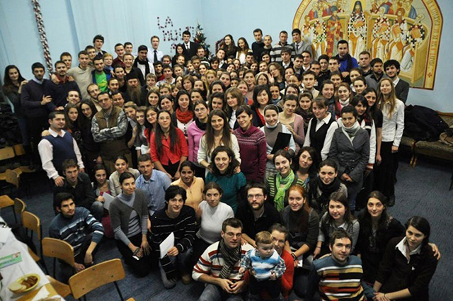 Tinerii suporteri ai naționalei de fotbal a României au strigat de bucurie în fața catedralei: “Băi, Tatăl nostru!”